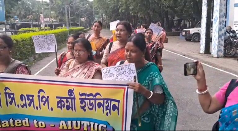 স্থায়ী বেতন কাঠামো ও চাকরির নিরাপত্তার দাবিতে পথে সিএসপি কর্মীরা।