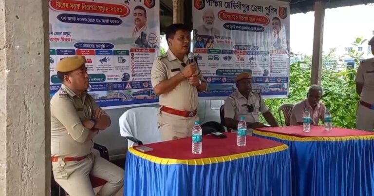 গড়বেতা সেন্ট্রাল বাসস্ট্যান্ডে ট্রাফিক পুলিশের সচেতনতা শিবির, চালকদের নিরাপদ যাত্রার বার্তা।