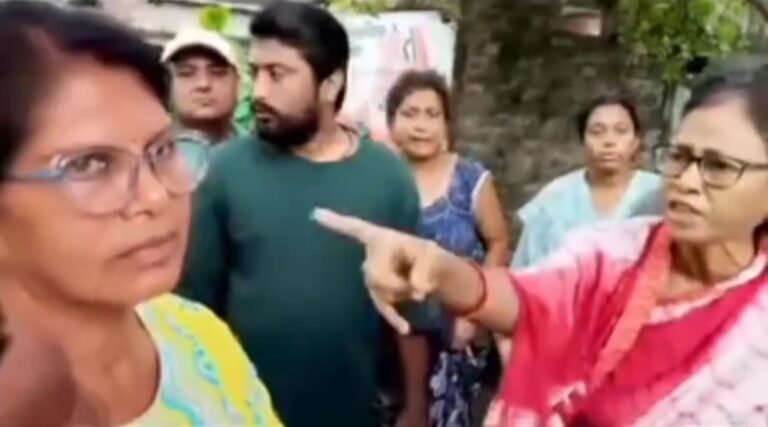 বছরের পর বছর জলযন্ত্রণা, সাপুঁইপাড়ায় ক্ষোভের বিস্ফোরণ—পঞ্চায়েত সদস্যাকে ঘিরে বিক্ষোভ।