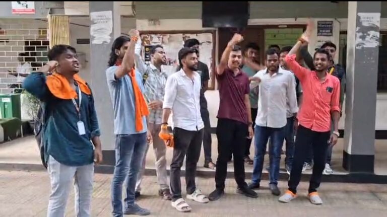 যাদবপুরের পর এবার মেদিনীপুর কলেজে SFI-ABVP হাতাহাতি, আহত বেশ কয়েকজন।