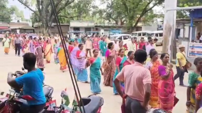 পরিচয়পত্র থেকে সম্মানিক ভাতা—নয় দফা দাবিতে হবিবপুরে লোকশিল্পীদের স্মারকলিপি।