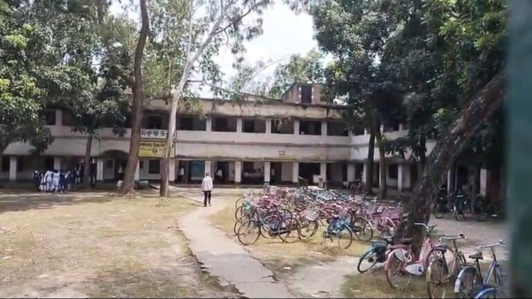 মহিলা অশিক্ষক কর্মীকে চড় মারার অভিযোগ, পরে পড়ুয়াদের সঙ্গে হাতাহাতি! বামনগোলার স্কুলে চাঞ্চল্য।