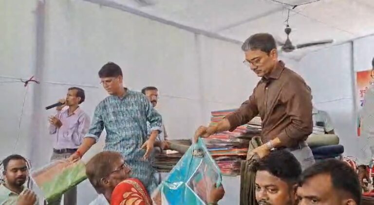 পিতার ২৫তম মৃত্যুবার্ষিকীতে দুস্থদের পাশে তিন ছেলে, ধুলিয়ান ও বৈষ্ণবনগরে বস্ত্র বিতরণ।