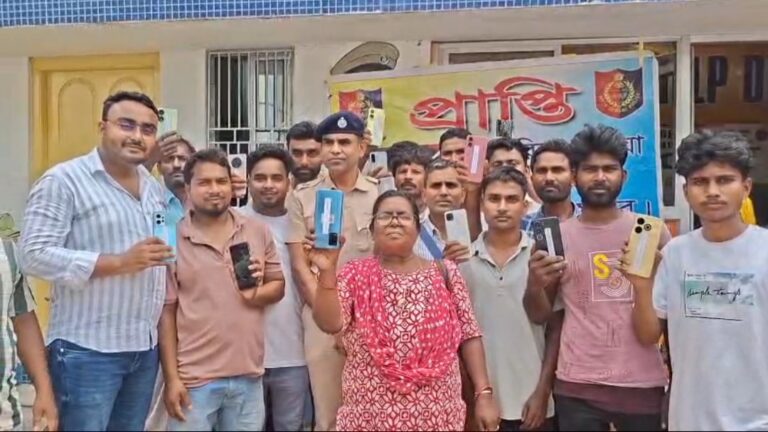 হারানো মোবাইল উদ্ধার করে নজির শামসেরগঞ্জ থানার, আইসি সুব্রত ঘোষ ও এসডিপিও শেখ সামসুদ্দিনের প্রশংসায় মালিকরা।