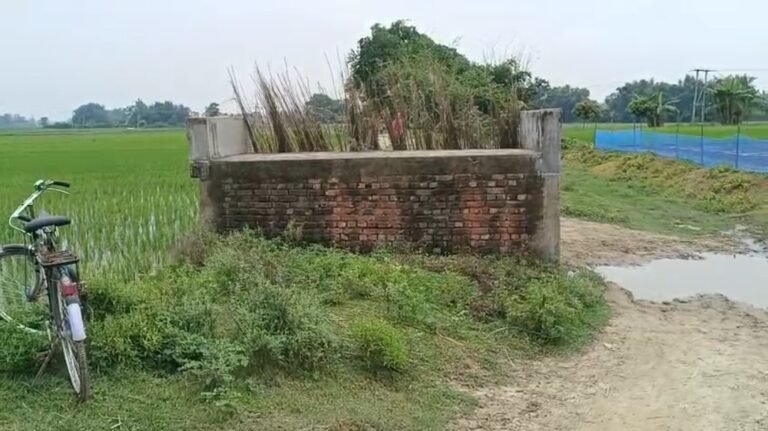 কালভার্ট তৈরি হয়েও অসম্পূর্ণ রাস্তা, গভীর গর্তে বিপজ্জনক যাতায়াত হরিশ্চন্দ্রপুরে।