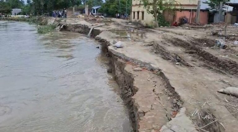ভূতনিতে ভাঙন রুখতে তৎপর বিধায়ক, কাজ খতিয়ে দেখে ঠিকাদারদের দিলেন কড়া বার্তা।