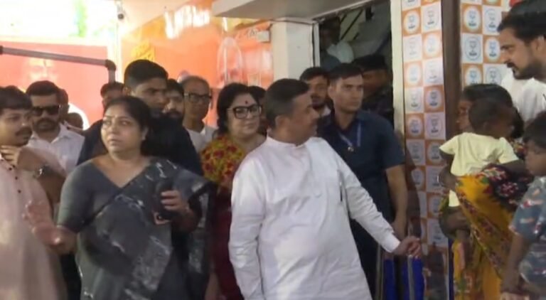 ফুটপাত থেকে ঘরে ফেরার আশ্বাস, ‘জনতার দরবারে’ মুখ্যমন্ত্রীর কাছে সীতা ওরফে রশিদা।