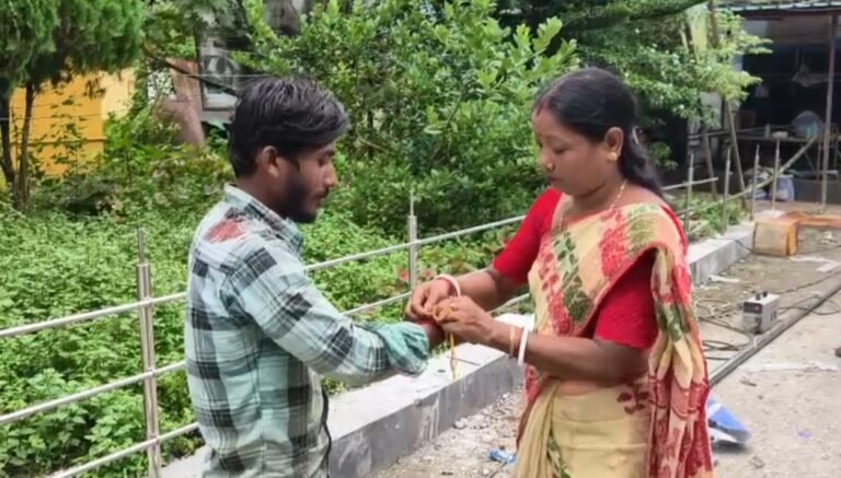 রোগীদের হাতে রাখি, সঙ্গে ফল—লতাবাড়ি হাসপাতালে রাখি উৎসবে হ্যামিল্টনগঞ্জ অগ্রগামী সংঘ।