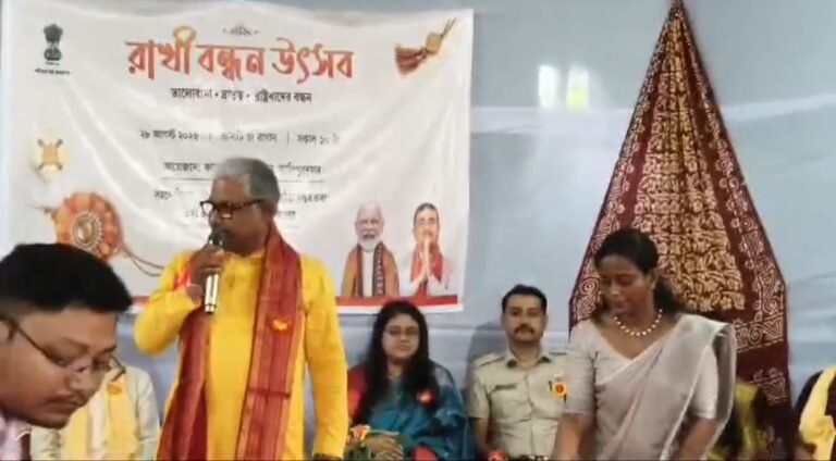 তাসাটি চা বাগানে রাখি বন্ধন উৎসবে শামিল মন্ত্রী দীপক বর্মন।