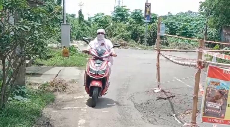 প্রায় ৫ কোটি টাকা ব্যয়ে তৈরি রাস্তা এক বছরেই বেহাল! গয়েশপুরে একাধিক জায়গায় ধস।