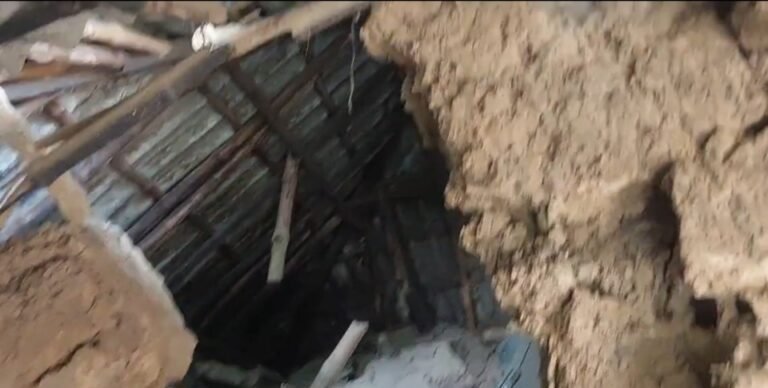 হুড়মুড়িয়ে ভেঙে পড়ল মাটির দেওয়াল, চাপা পড়ে আহত ২ মহিলা; চাঞ্চল্য ডেবরায়।