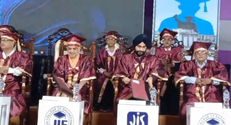 গাউন-মর্টারবোর্ডে সেজে ডিগ্রি পেলেন পড়ুয়ারা, কল্যাণীর JIS কলেজে উৎসবের আবহ।