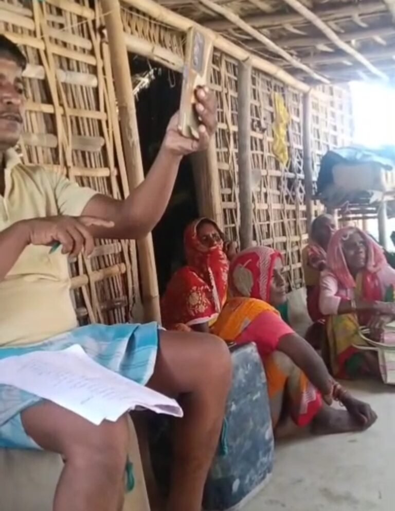 সরকারি ত্রাণের ত্রিপল বিলিতে টাকা নেওয়ার অভিযোগ, ভূতনিতে ভাইরাল ভিডিও ঘিরে চাঞ্চল্য।