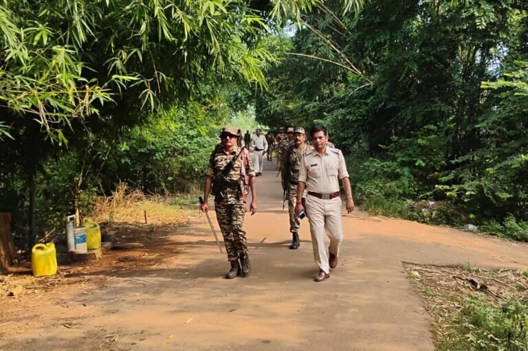 গড়বেতার খড়্কুশমায় রাজনৈতিক সংঘর্ষ, আহত একাধিক—এলাকায় পুলিশ ও কেন্দ্রীয় বাহিনী মোতায়েন।