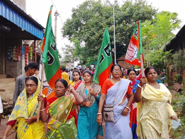 খড়্কুশমায় রাজনৈতিক কর্মসূচি ঘিরে উত্তেজনা, দলীয় কার্যালয় উদ্বোধনের পর বিজেপির মিছিল।