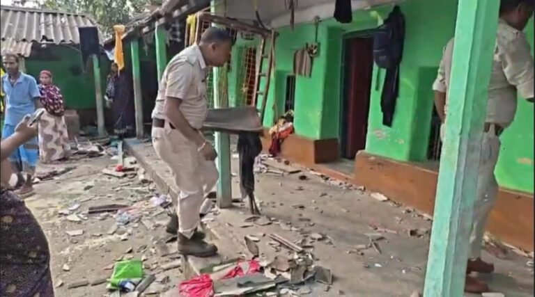 গড়বেতার বেনাচাপড়ায় সংঘর্ষ, ১৪ জন গ্রেফতার—চিকিৎসাধীন ৩ বিজেপি কর্মী।
