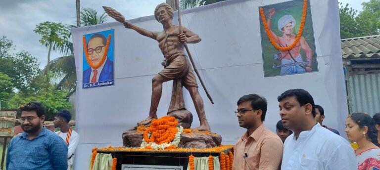 শান্তিপুরের মানিকনগরে করম পুজো, প্রতিষ্ঠিত হলো বীরসা মুন্ডার পূর্ণাঙ্গ মূর্তি।