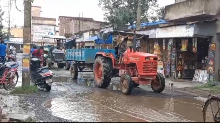 লাগাতার বৃষ্টিতে গয়েশপুরের রাস্তায় কঙ্কালসার চেহারা, কোথাও ধস—ঝুঁকি নিয়ে যাতায়াত।