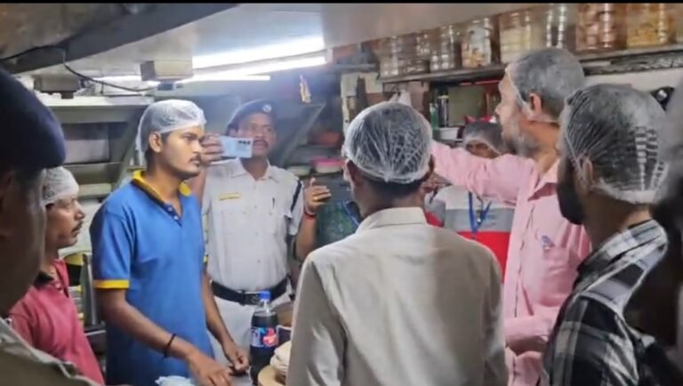 ফ্রিজে কিলো কিলো বাসি মাছ-মাংস ও পচা চিংড়ি! ট্যাংরার রেস্তোরাঁয় পুরসভার অভিযান।
