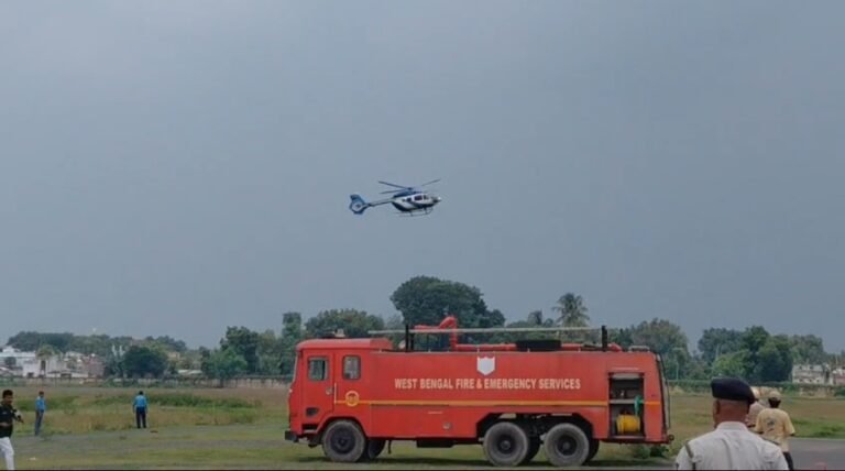 হেলিকপ্টারে মালদায় ডিজাস্টার ম্যানেজমেন্টের শীর্ষ আধিকারিকরা, ভূতনির বন্যা নিয়ে বিমানবন্দরে বৈঠক।