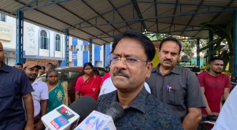 বনগাঁয় রেশন কার্ড নিয়ে অভিযোগ, বিডিও অফিসে গিয়ে সমাধানের চেষ্টা খাদ্যমন্ত্রী অশোক কীর্তনিয়ার।