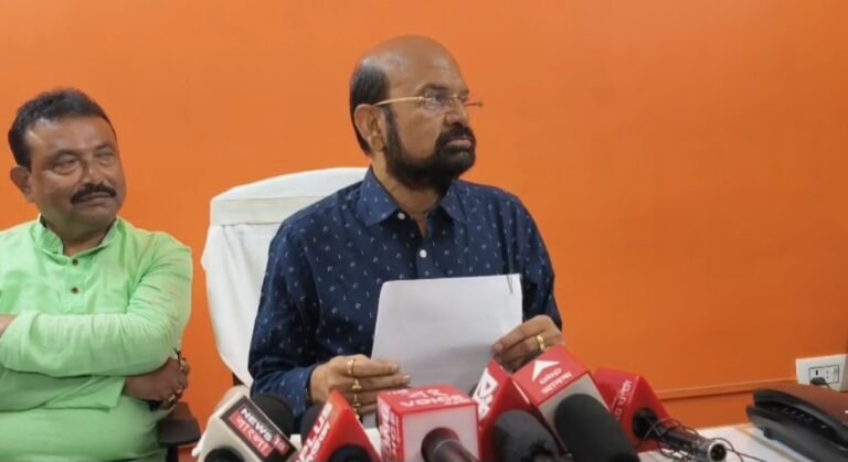 ইংরেজবাজার পুরসভার চেয়ারম্যান পদ থেকে ইস্তফা কৃষ্ণেন্দু নারায়ণ চৌধুরীর, কাউন্সিলর হিসেবে থাকছেন।
