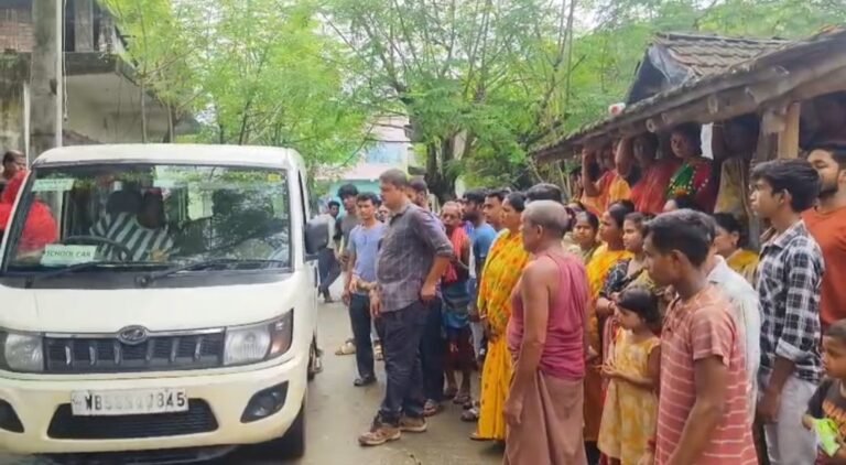 গলায় দড়ি দেওয়ার দাবি, আবার অ্যাসিড খাওয়ার কথাও—ডলি দাসের মৃত্যু ঘিরে রহস্য।