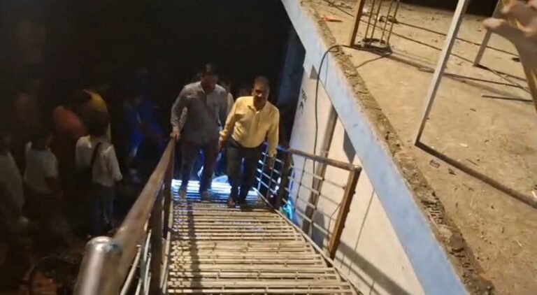 সিভিল ডিফেন্স ও সেনা জওয়ানদের সঙ্গে স্পিডবোটে ভূতনিতে বিধায়ক, বন্যাদুর্গতদের হাতে তুলে দিলেন ত্রাণ।