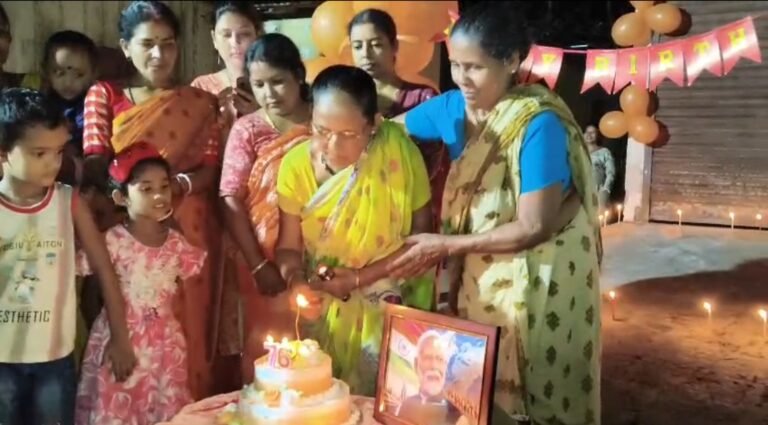 বেলুনে সাজানো অনুষ্ঠানস্থল, কেক কেটে মোদীর জন্মদিন উদযাপন ফালাকাটার দেবনাথ পাড়ায়।