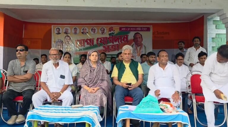 রতুয়া গ্রাম পঞ্চায়েতে বড় দলবদল, তৃণমূল ছেড়ে কংগ্রেসে ১২ সদস্য।