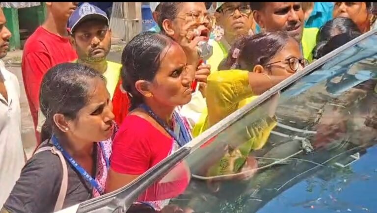 চিৎপুরে মন্ত্রীর গাড়ি ঘিরে বিক্ষোভ, পারিশ্রমিক বাড়ানোর দাবি পুরসভার অস্থায়ী স্বাস্থ্যকর্মীদের।