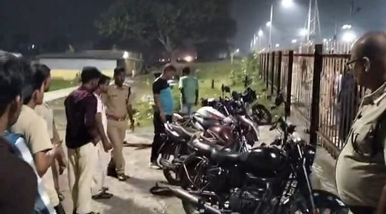 অবৈধ পার্কিং ও অসামাজিক কার্যকলাপের অভিযোগ, ধুলিয়ান গঙ্গা স্টেশনে রেল পুলিশের বড় অভিযান।