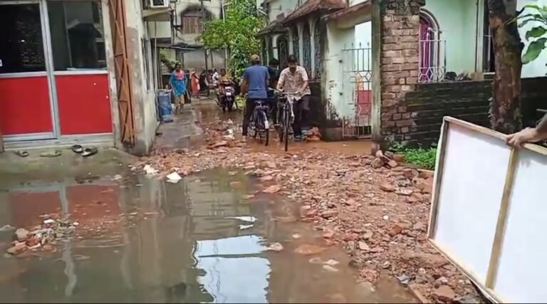 রাস্তার উপর জল, দুর্গন্ধে নাজেহাল! নিশ্চিন্দার ১৯৫ ও ১৯২ বুথে দীর্ঘদিনের জল-যন্ত্রণা।
