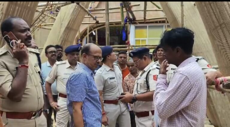 এক্সিট পয়েন্ট থেকে CCTV, অগ্নিনির্বাপণ—মালদায় পুজো মণ্ডপে নিরাপত্তা তদারকিতে পুলিশ।