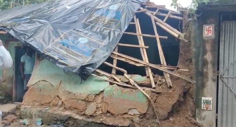 প্রবল বৃষ্টিতে ভেঙে পড়ল মাটির কাঁচা বাড়ি, অল্পের জন্য প্রাণে বাঁচল পরিবার।