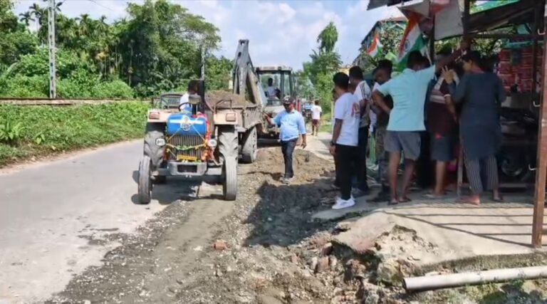 কালচিনি চৌপথি পরিষ্কারে পঞ্চায়েত-ব্যবসায়ী-বাসিন্দারা, পরিচ্ছন্নতার বার্তা।