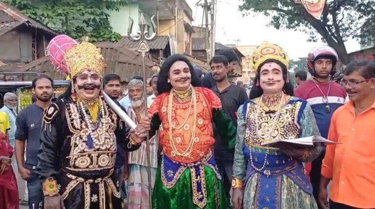 ‘হেলমেট পরুন, নিয়ম মানুন’—মালিগ্রামে যমরাজ-চিত্রগুপ্ত সেজে পথ নিরাপত্তার প্রচার।