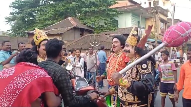 সেবা সংকল্প অভিযানে পথ নিরাপত্তার বার্তা, যমরাজ-চিত্রগুপ্তের সাজে নজর কাড়ল মালিগ্রাম।