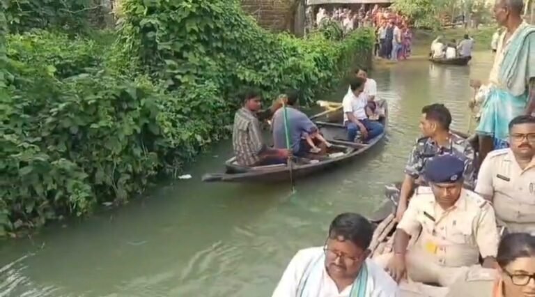 ভাই-বোনের সঙ্গে খেলতে গিয়ে বন্যার জলে পড়ে মৃত্যু ৩ বছরের শিশুর।