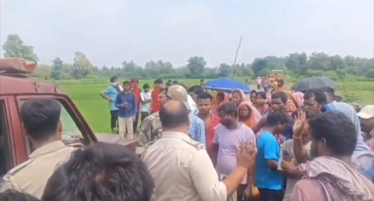 মুরগির ফার্মে দুর্গন্ধের আশঙ্কায় আপত্তি, গড়বেতার তেতুলডাঙ্গায় দুই পক্ষের বচসা।