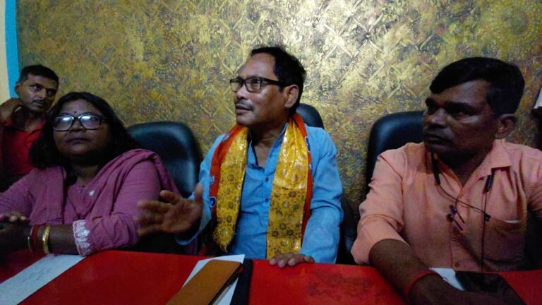 উচ্ছেদ-নোটিশ ঘিরে ক্ষোভ, বানারহাটে রেলবাসিন্দাদের পুনর্বাসনের দাবি শুনলেন জয়ন্ত রায়।