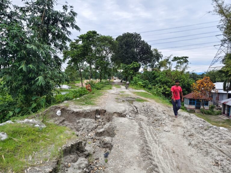 ৫ সেপ্টেম্বরের বন্যার স্মৃতি এখনও তাজা, বর্ষা এলেই আতঙ্কে রাত কাটছে গধেয়ারকুঠির বাসিন্দাদের।