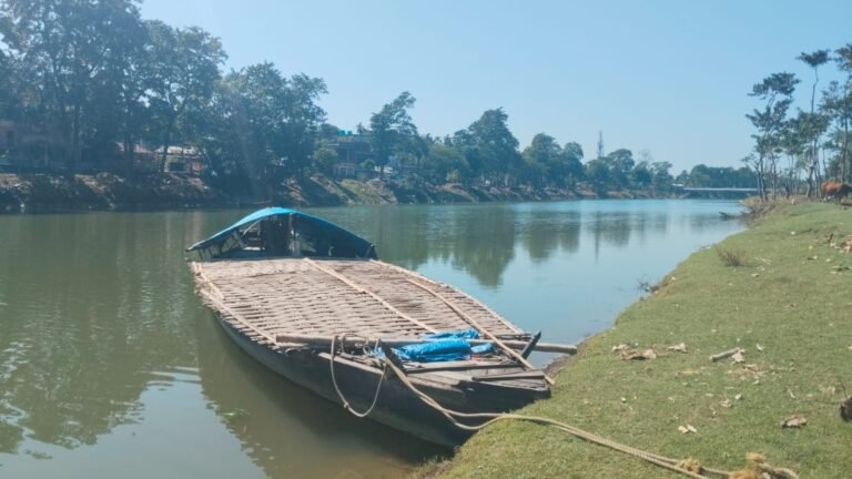 নিশীথ প্রামাণিকের উদ্যোগে সুটুঙ্গায় নৌকায় দুর্গা নিরঞ্জনের প্রস্তুতি, খুশি মাথাভাঙ্গাবাসী।