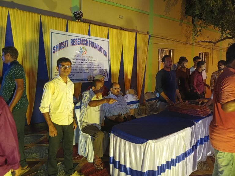 চন্দ্রকোনারোডে মানবিক উদ্যোগ, পুজোর আগে নতুন পোশাক পেল ২০০টি দুঃস্থ পরিবার।