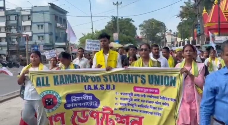 আট দফা দাবিতে জলপাইগুড়িতে AKSU-এর আন্দোলন, বিভাগীয় কমিশনারের মাধ্যমে মুখ্যমন্ত্রী-স্বরাষ্ট্রমন্ত্রীকে স্মারকলিপি।