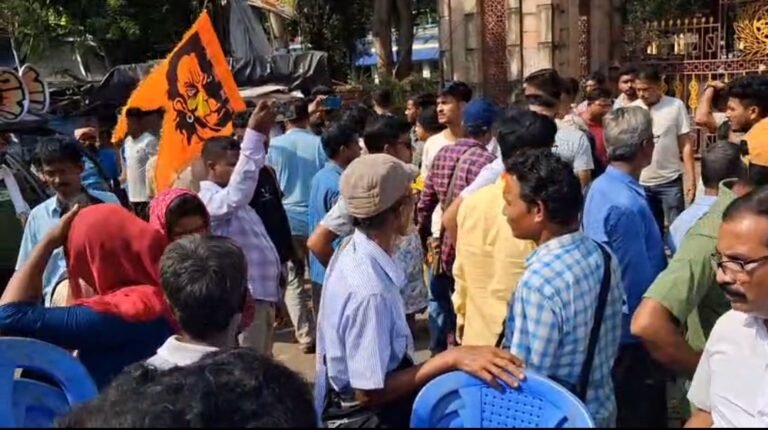 মেদিনীপুরে কৃষক সমাবেশে হনুমান চালিসা ঘিরে উত্তেজনা, গেরুয়া পতাকা নিয়ে ঢোকার অভিযোগ।