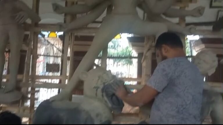 ৪০০ বছরের প্রাচীন কল্যাণেশ্বর শিব মন্দিরে দুর্গাপুজোর প্রস্তুতি, জোরকদমে প্রতিমা তৈরির কাজ।