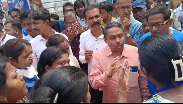 ৯ মাসের ওভারটাইমের টাকা বকেয়া, বোনাস-বেতনের দাবিতে পানিহাটি পুরসভায় উত্তেজনা।
