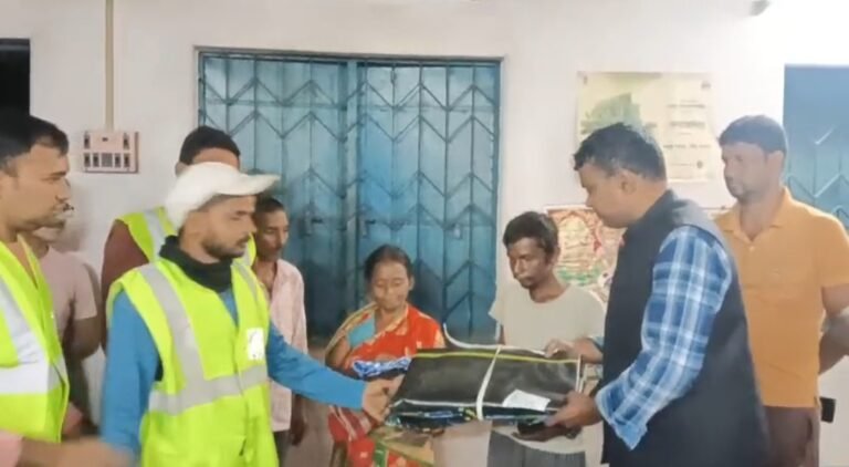 প্রবল বৃষ্টি-দমকা হাওয়ায় উড়ল টিনের ছাউনি, ভাঙল মাটির বাড়ি—রাতেই ত্রাণ নিয়ে পৌঁছাল প্রশাসন।