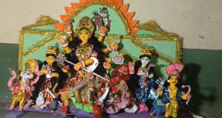 খেলার বয়সেই প্রতিমা গড়ার নেশা, নিজের হাতে মা দুর্গাকে গড়ে তাক লাগাল পঞ্চম শ্রেণির পড়ুয়া।